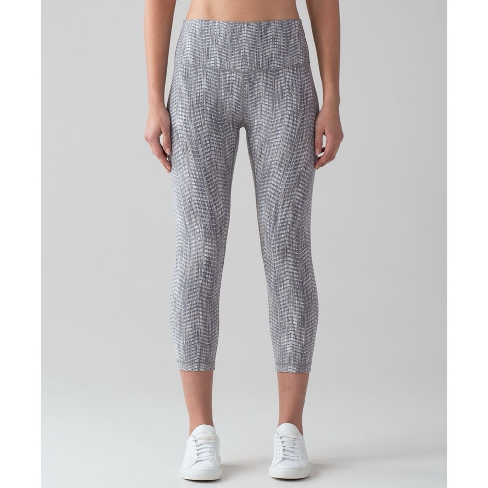 Lululemon • Wunder Under Sz 6 High Rise Crop 21" Static Mist White‎ Grey Legging
